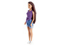 Eine Barbie-Puppe mit einem lila Top und blauen Jeans-Shorts.