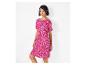 Kurzes Blumenkleid, sommerlicher Stil.