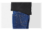 Herrenjeans und schwarze Steppweste.