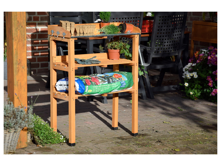 Gartenbank mit Blumenerde für Geranien und Töpfe