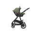 Grüngrauer Kinderwagen mit Babyschale und schwarzem Gestell.