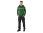 Mann in grünem Kapuzenpullover mit Schriftzug und schwarzer Arbeitshose.