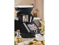 Schwarze multifunktionale Küchenmaschine mit Touchscreen, der Rezepte anzeigt, auf einer Küchenarbeitsplatte.