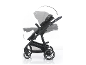 Schwarzer Kinderwagen mit verstellbarem Sitz und Pfeilen, die die Verstellbewegung zeigen.