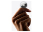 Eine Hand hält einen Apple AirTag.