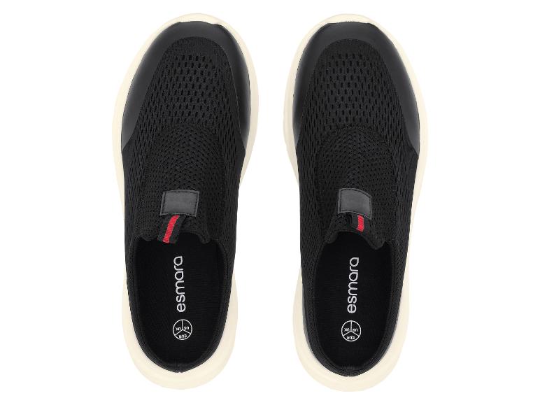 Ein Paar schwarze Sportschuhe mit roten und weißen Details, von oben gesehen.