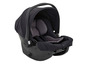 Ein schwarzer Autositz für Babys mit einem Sonnenschutz.