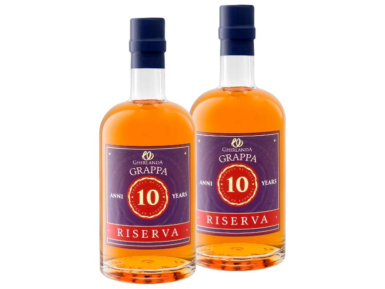 Zwei 10 Jahre alte Riserva Grappa-Flaschen mit lila und roten Etiketten.