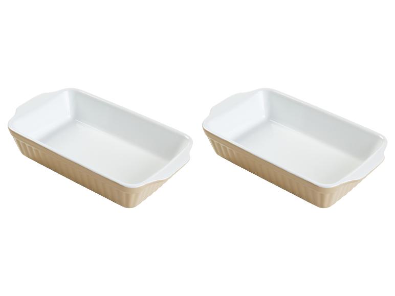 Zwei rechteckige Backformen mit Griffen.