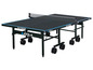Ein schwarzer Joola Tischtennistisch für den Außenbereich mit Rollen.