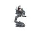 Eine Mandalorianer-Actionfigur reitet auf einem grauen AT-ST-Läufer-Spielzeug.