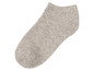 Ein hellgrauer Socken mit niedrigem Schaft.