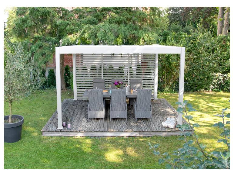 Gartenmöbel-Set unter einer weißen Pergola mit grauen Stühlen.