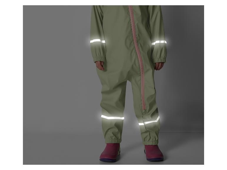 Grüne Regenhose mit reflektierenden Details.