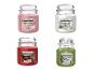 Vier Yankee Candle Home Inspiration Duftkerzen in festlichen Winter-Designs.