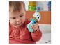 Baby spielt mit einer blauen Tierrassel.