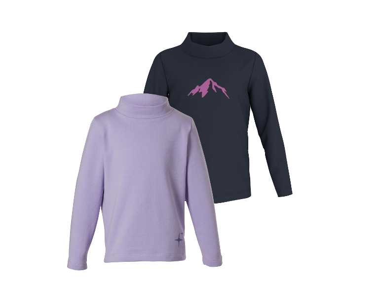 Zwei langärmelige Rollkragenpullover, einer lila mit Stern, einer marineblau mit rosa Berg.