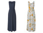 Zwei Maxikleider, ein dunkelblaues und ein hellblaues mit Blumenmuster.