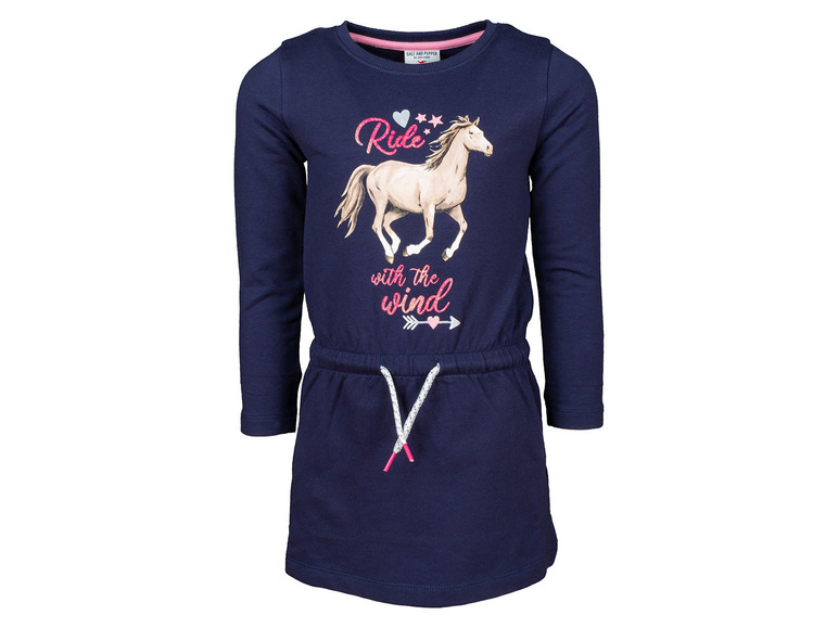 Ein dunkelblaues Mädchenkleid mit einem Pferdeprint und dem Schriftzug 'Ride with the wind'.