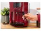 Rote Kaffeemaschine mit Digitalanzeige und Hand, die die Dampfdüse einstellt.