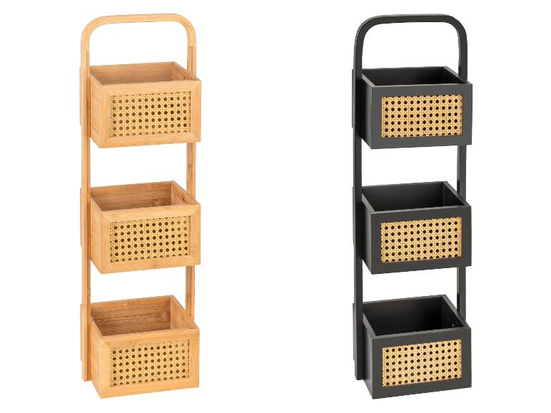 Zwei Holzregale mit geflochtenen Körben.