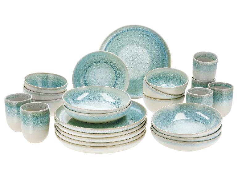 Keramik-Geschirrset mit Tellern, Schalen und Tassen im blau-weißen Farbverlauf.