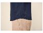 Dunkelblaues T-Shirt und beigefarbene Hose