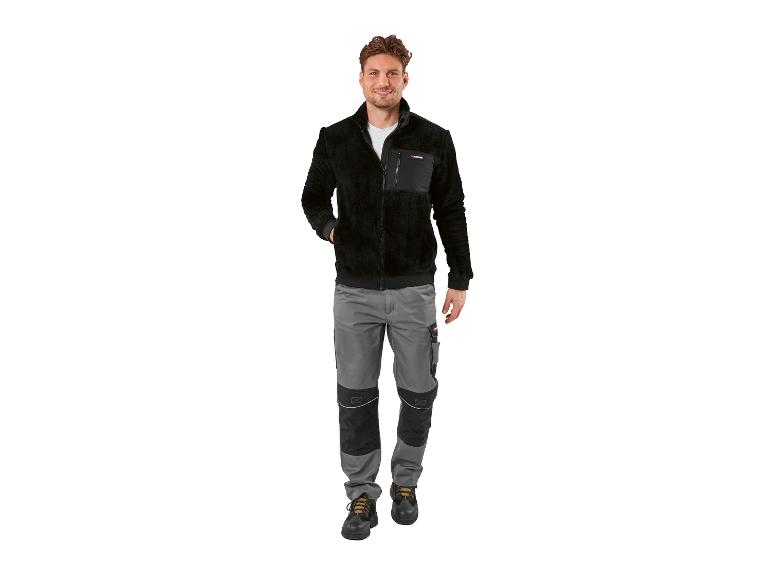Mann in schwarzer Fleecejacke und grauer Arbeitshose