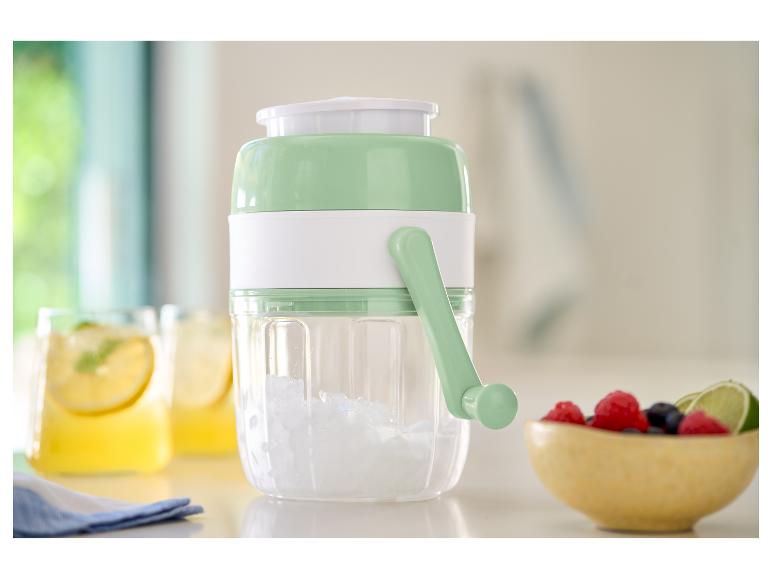 Handbetriebene Eiscrusher, erfrischende Getränke und Früchte.