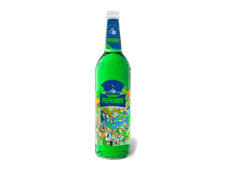 Grüne Flasche Pfefferminzlikör mit einem farbenfrohen, illustrierten Etikett.
