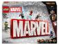 LEGO Marvel Logo-Set mit Minifiguren von Iron Man, Thor, Black Widow, Hulk und Captain America.
