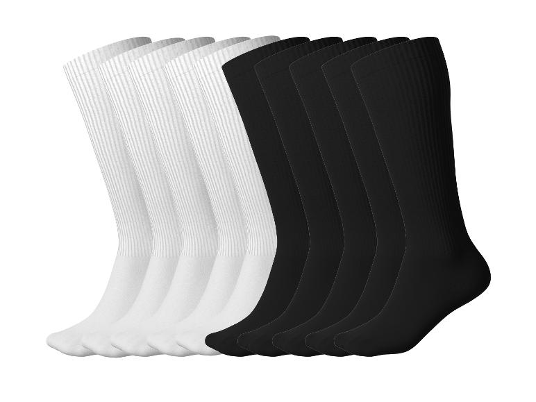 Set aus halbweißen und halbschwarzen Sportsocken bis zur Mitte der Wade.