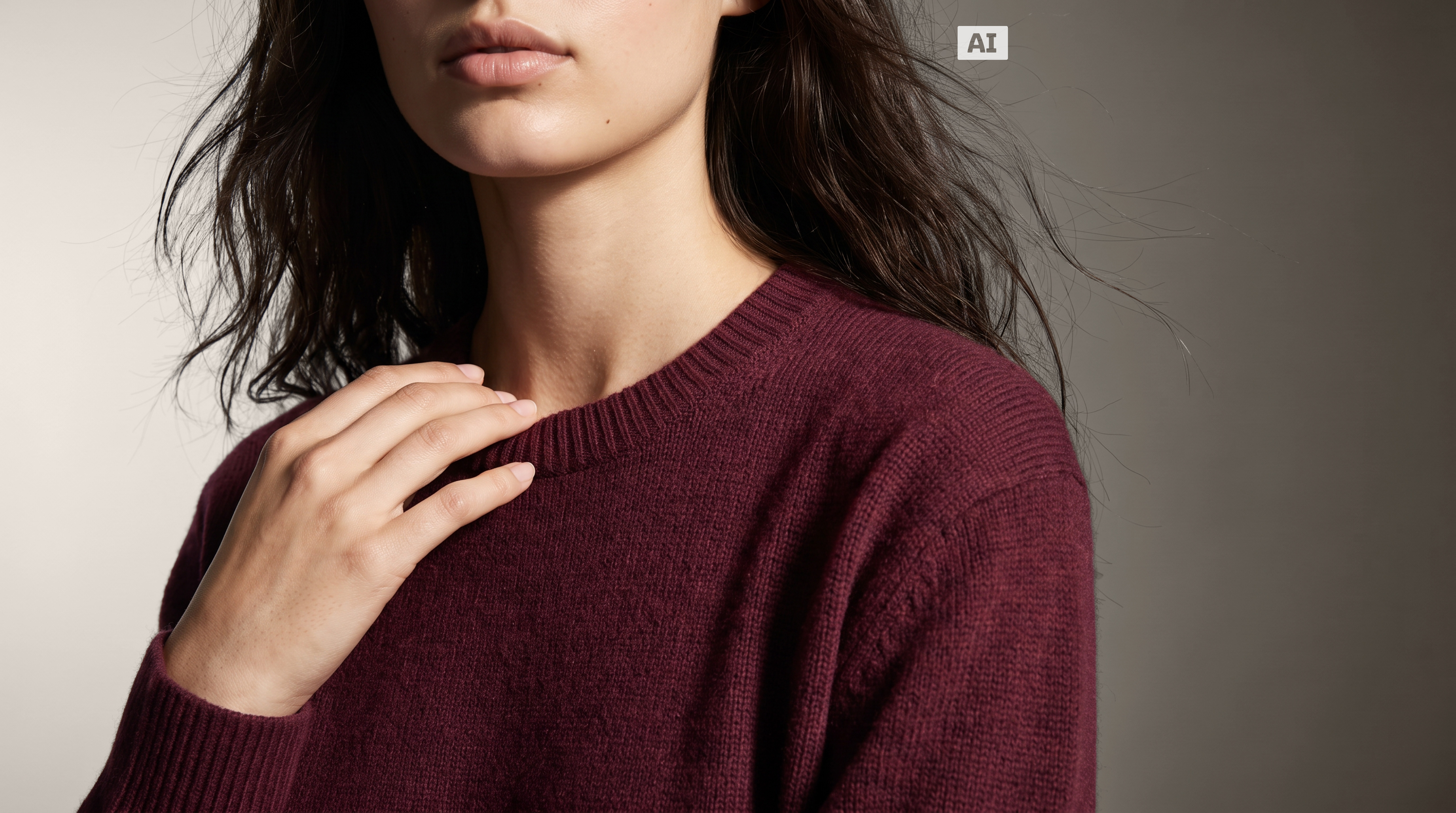 Dieses Bild ist KI-generiert: Ein weibliches Model trägt den Pullover in der Farbe bordeaux.