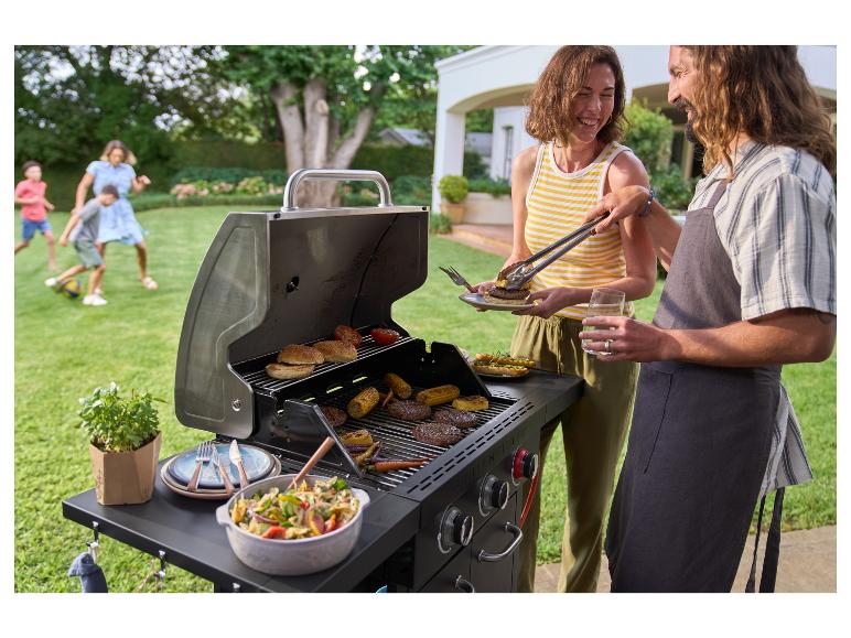 Grillmeister Grill mit Burgern, Mais und Gemüse.