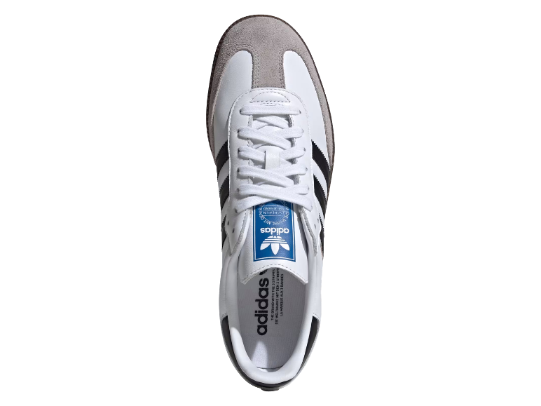 Weißer Sportschuh mit schwarzen Streifen und weißen Schnürsenkeln, Draufsicht.