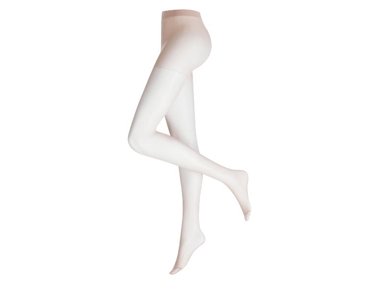 Ein Paar beige Strumpfhosen an einer Schaufensterpuppe.