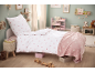 Kinderzimmer mit einem Bett mit weißer und rosa Herz-Bettwäsche.