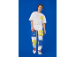 Mann in weißem T-Shirt und Cargohose mit blauen und gelben Taschen.