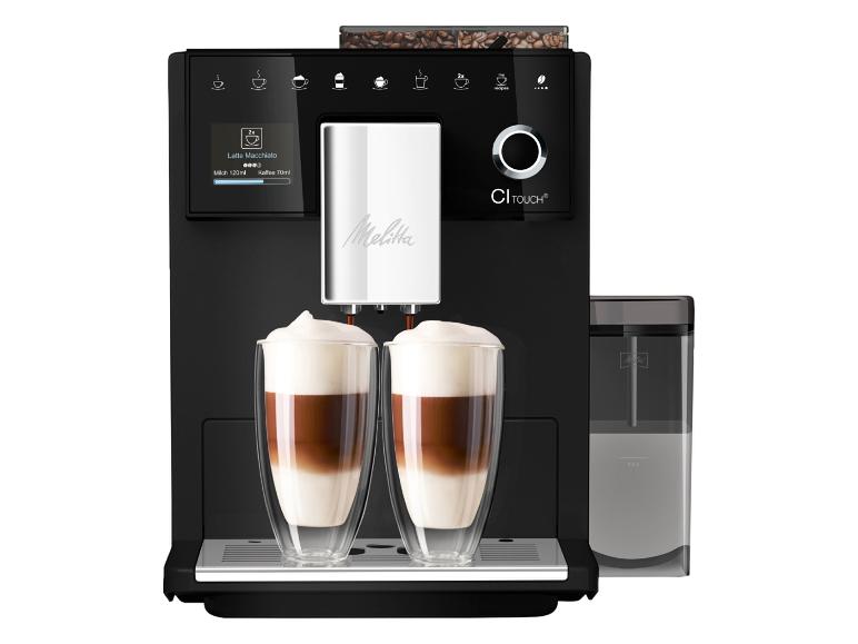 Melitta CI Touch Kaffeemaschine, die zwei Latte Macchiato zubereitet, mit Milchbehälter