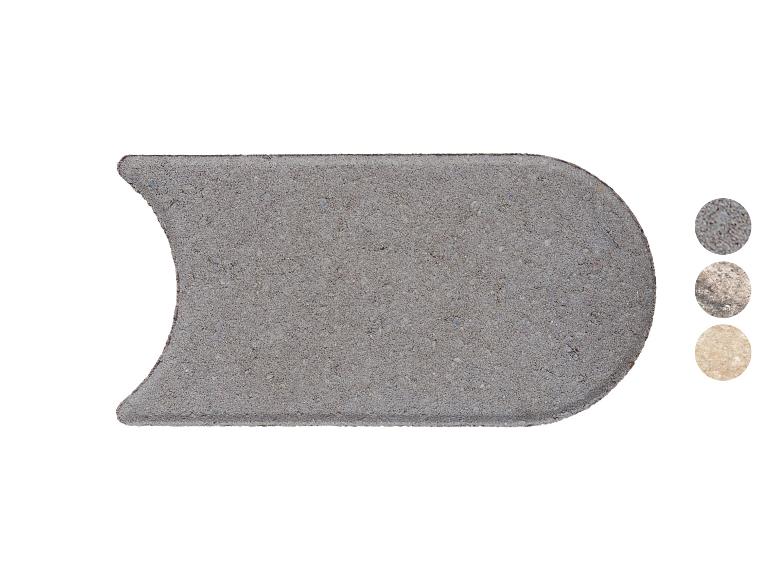 Graue Betonplatte mit abgerundeter Kante und Farbmustern.