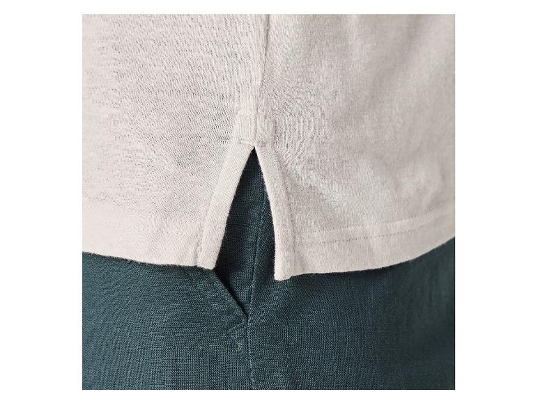 Beigefarbenes T-Shirt und dunkelgrüne Leinenhose.