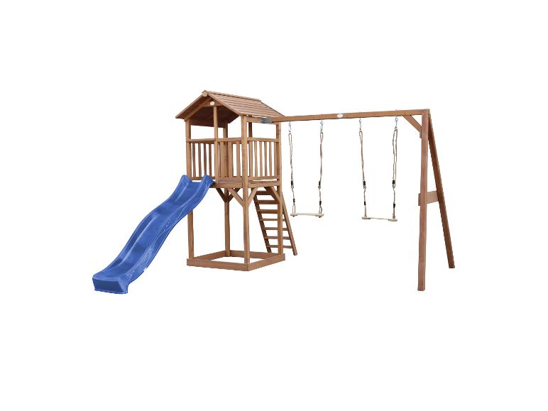 Holzspielplatz mit blauer Rutsche und zwei Schaukeln.