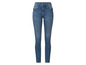 Eine blaue Skinny Jeans für Damen.