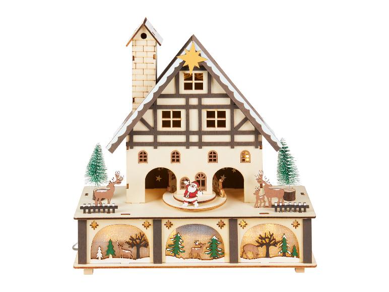 Weihnachtliches Holzhaus mit Lichtern, Weihnachtsmann und Rentieren.