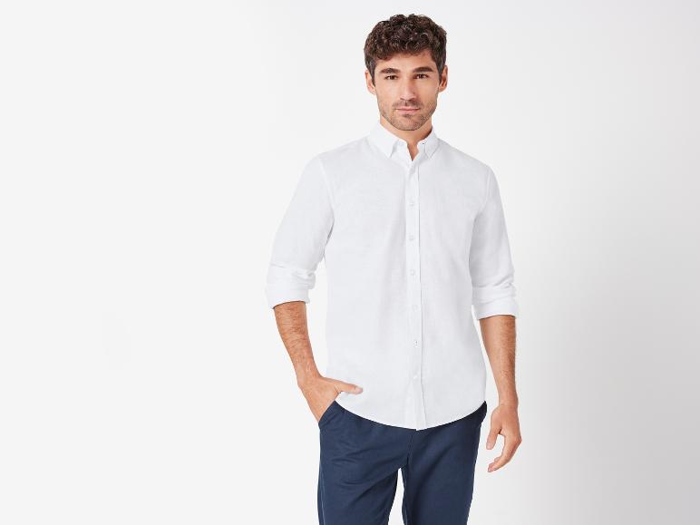 Weißes Hemd und dunkelblaue Hose für Herren.