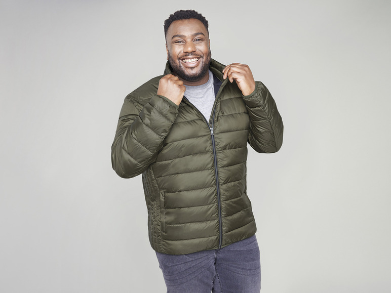 Mann in einer grünen Winterjacke