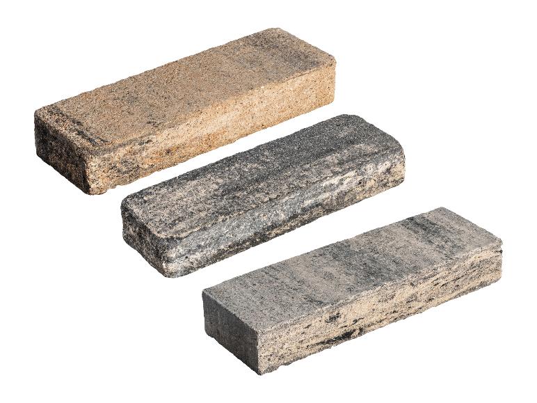 Drei rechteckige Pflastersteine in verschiedenen Braun- und Grautönen.