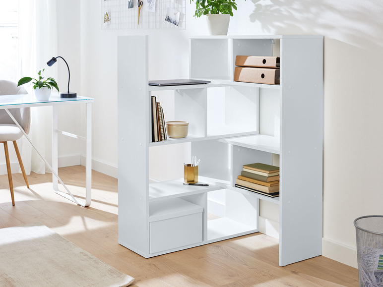 Ein weißer Bücherregal mit offenen Fächern, geeignet für Bücher, Dekoration und Bürobedarf.