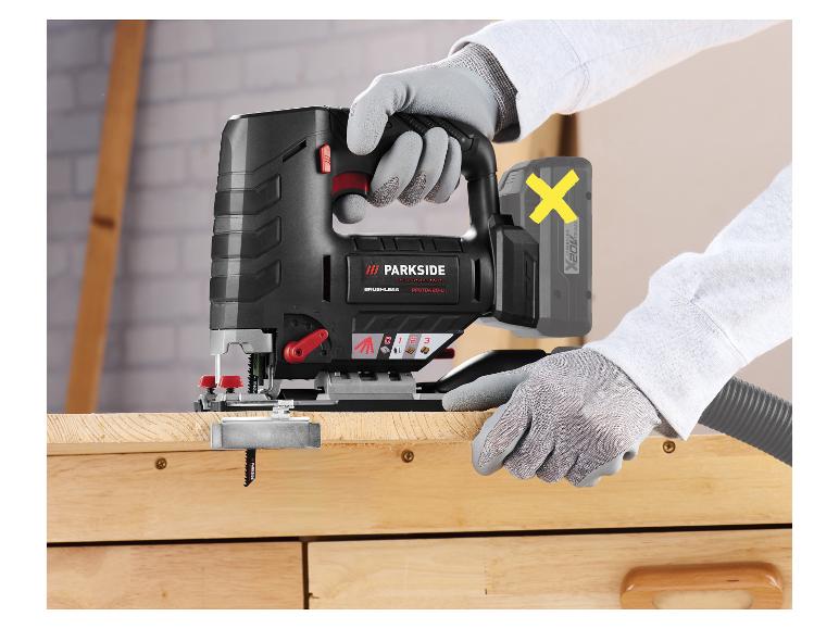 Behandschuhte Hände verwenden eine Akku-Stichsäge zum Sägen von Holz.