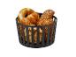 Brotkorb mit Brezel, Croissants und Vollkornbrötchen.